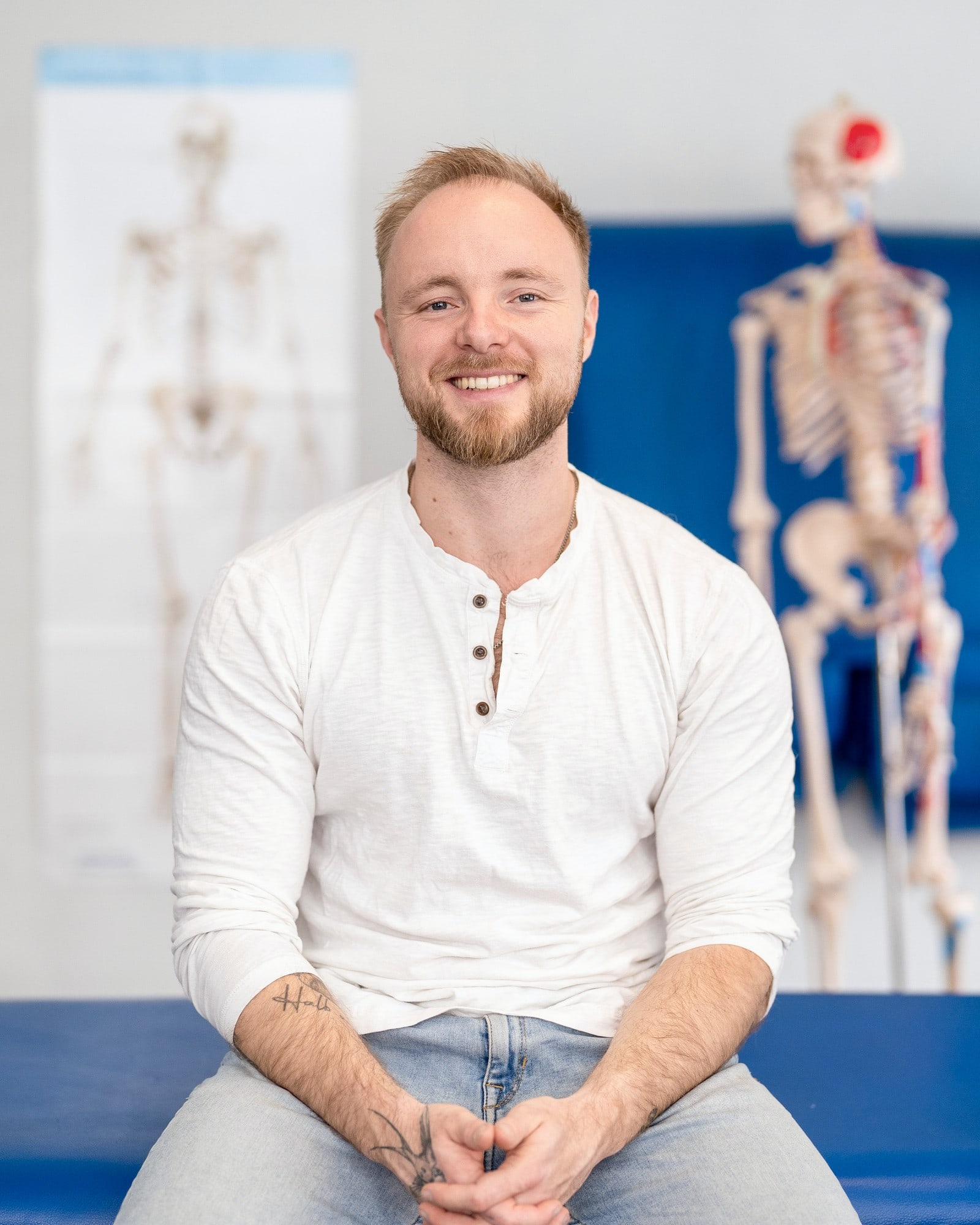 Jan-Ole Hoffmann, Osteopath in Eckernförde, in seiner Praxis