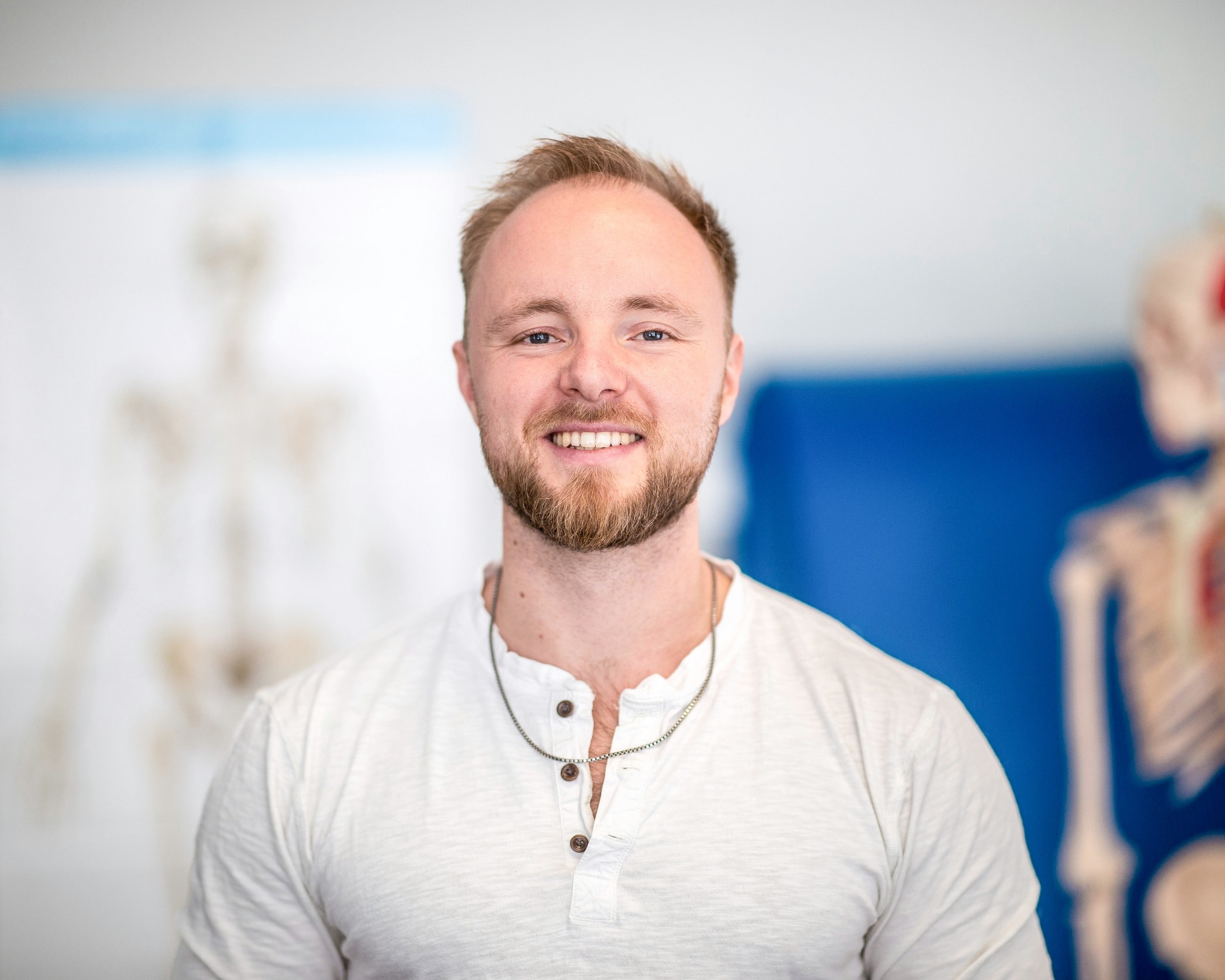 Jan-Ole Hoffmann, Osteopath in Eckernförde, in seiner Praxis