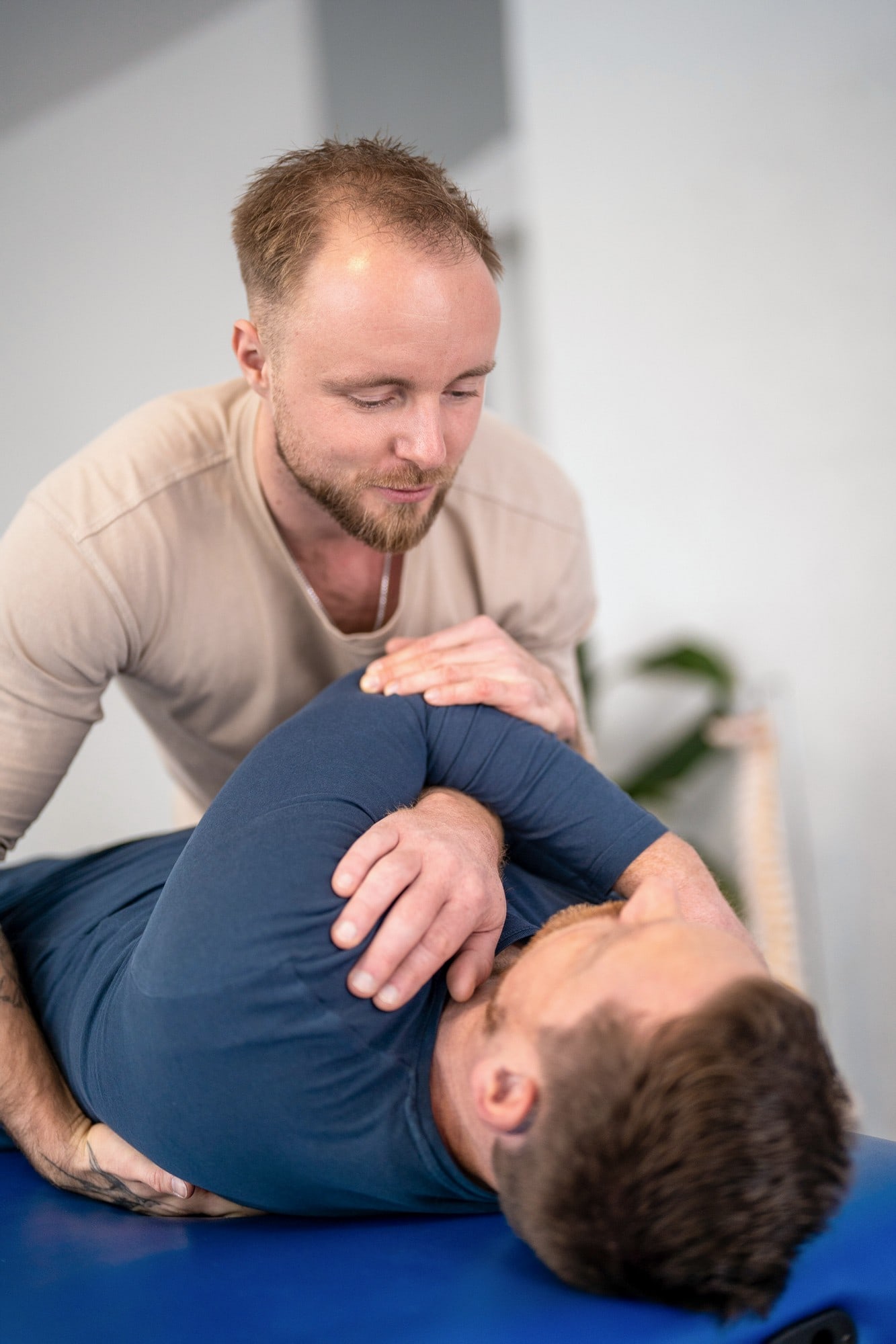Ole behandelt einen Patienten an der Schulter