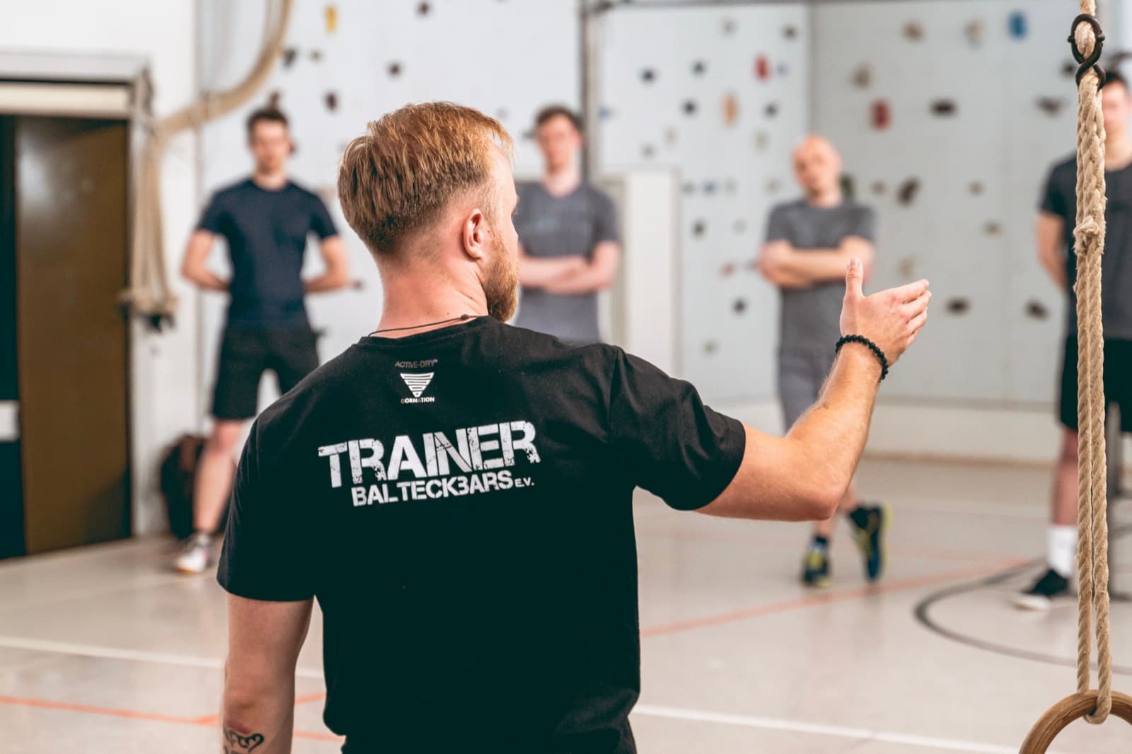 Ole leitet als Trainer eine Trainingsgruppe in der Sporthalle an