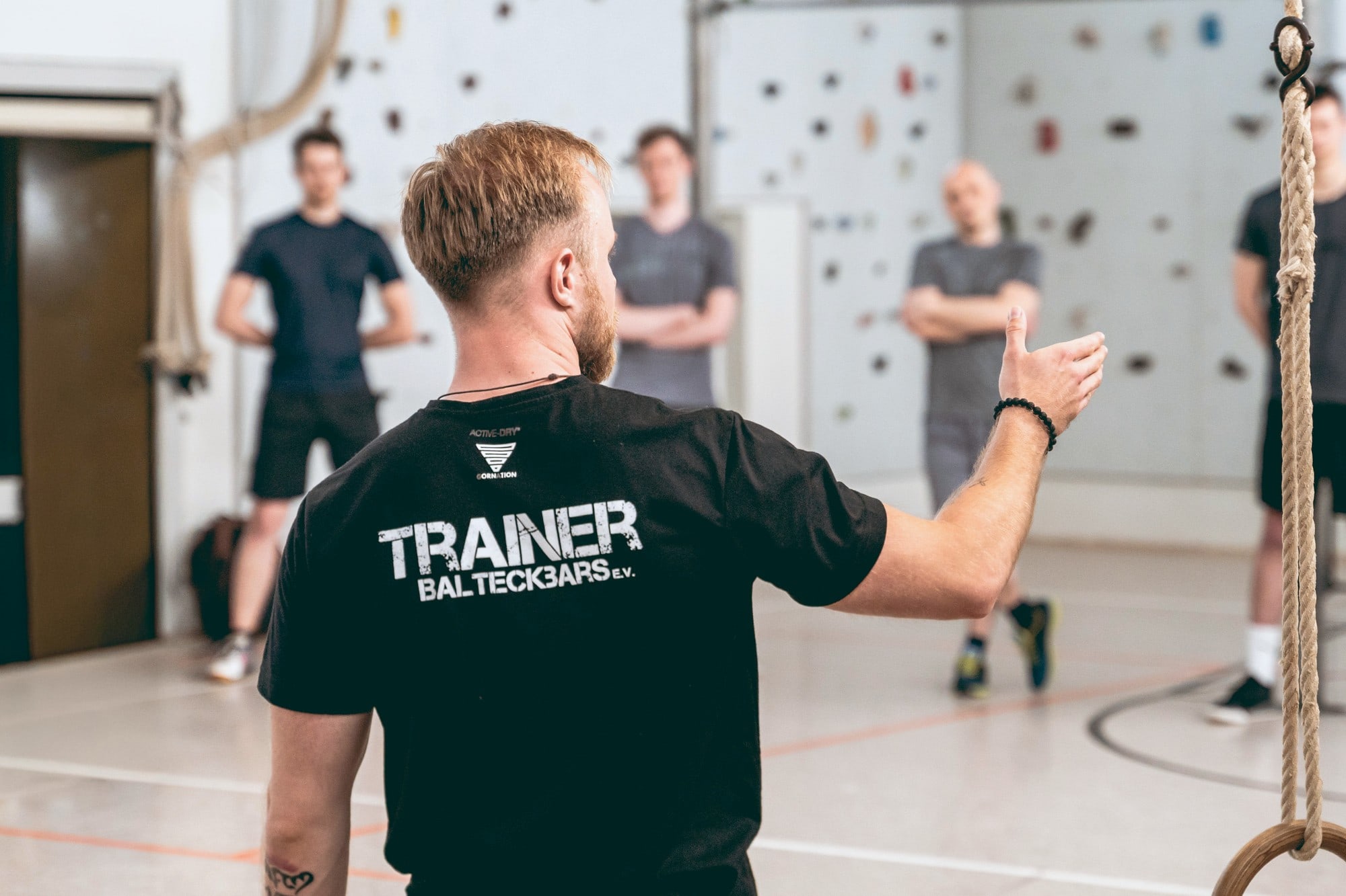 Ole leitet als Trainer eine Trainingsgruppe in der Sporthalle an