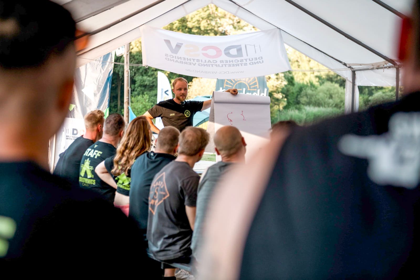 Ole hält einen Workshop am Flipchart vor einer Gruppe