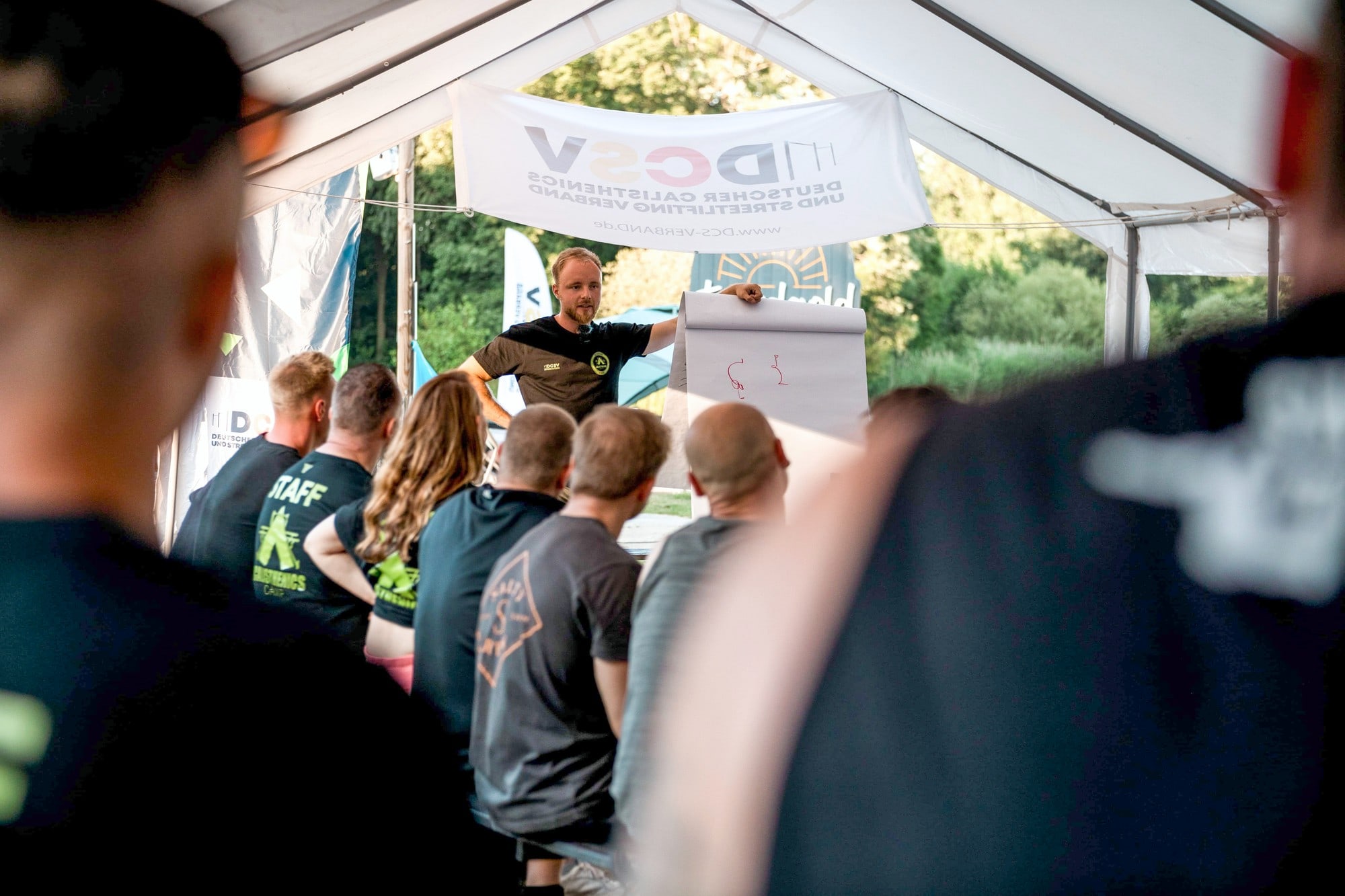 Ole hält einen Workshop am Flipchart vor einer Gruppe